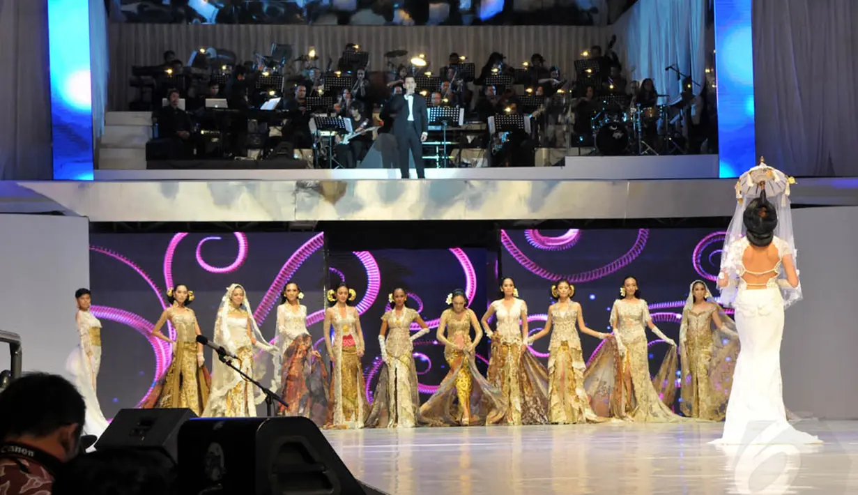 Peragaan juga diiringi musik orkestra dari Erwin Gutawa yang semakin memeriahkan suasana, Jakarta, (3/9/14). (Liputan6.com/Panji Diksana) 