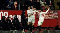 Para pemain Sevilla merayakan gol ke gawang Leganes pada leg kedua semifinal Copa del Rey di Stadion Ramon Sanchez Pizjuan, Sevilla, Rabu (7/2/2018). (AFP/Cristian Quicler)