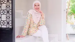Pemilik nama lengkap Shadrina Zatulini Munaf ini juga sering membagikan gaya penampilannya di media sosial. Ia pun kerap mix and match pakaian dengan hijab yang tengah dikenakan. (Liputan6.com/IG/@ninazatulini22)
