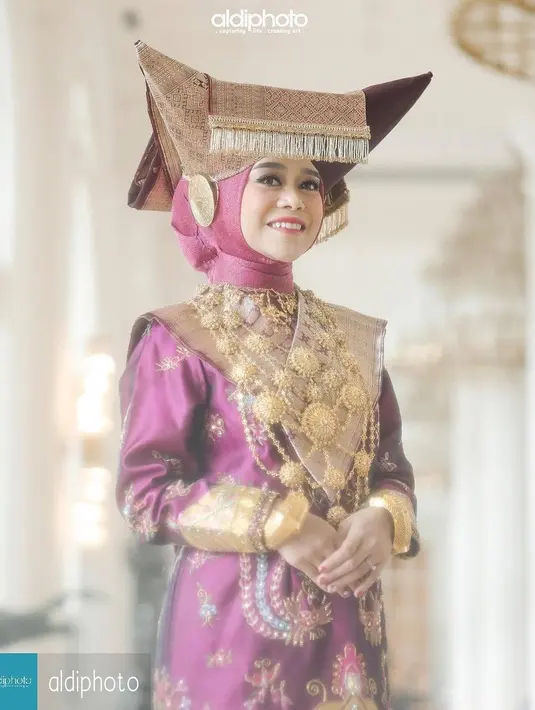 Dalam acara Malam Bainai, Lesti Kejora tampil mengenakan busana khas Minangkabau rancangan Elly Kasim yang didominasi warna ungu dengan banyak sentuhan nuansa emas. Foto: Instagram @jatupurwanti.