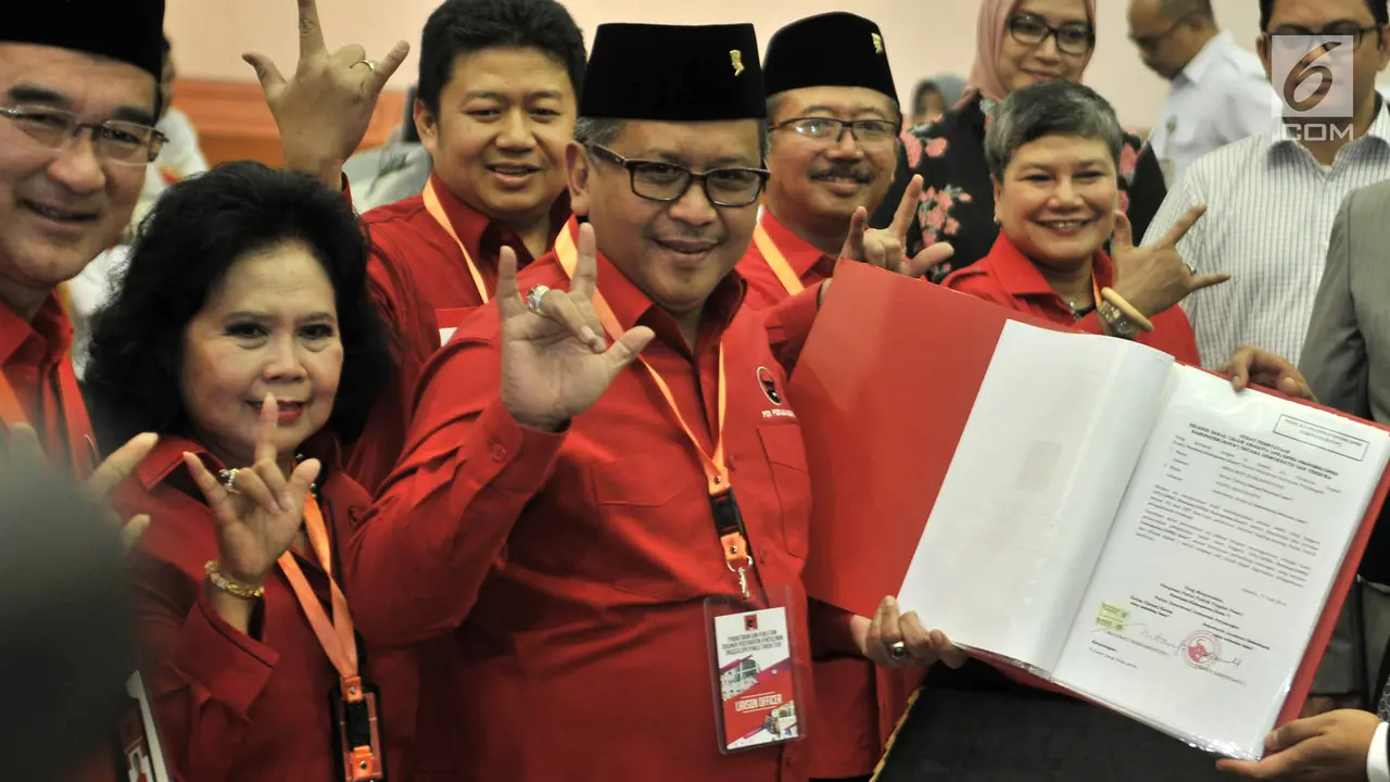 Salam Metal Hasto Kristiyanto Saat Daftarkan Bakal Caleg PDIP ke KPU