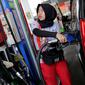 Petugas mengisi BBM ke kendaraan konsumen di SPBU Abdul Muis, Jakarta, Senin (2/7). PT Pertamina (Persero) menaikkan harga Pertamax, Pertamax Turbo dan Pertamina Dex mulai dari Rp500 hingga Rp900 per liter mulai 1 Juli 2018. (Liputan6.com/Johan Tallo)