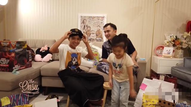 7 Momen Betrand Peto Buka Kado Sunatan, Masih Pakai Sarung