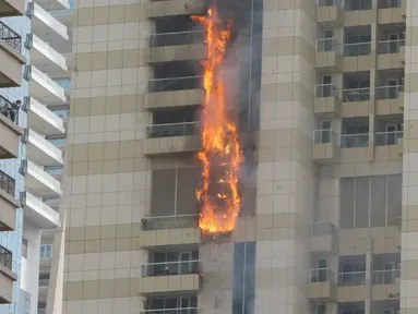 Kobaran api membakar gedung pencakar langit 75 lantai Sulafa Tower di Dubai, Rabu (20/7). Insiden itu memicu pengungsian besar saat polisi dan personel pertahanan sipil berjuang memadamkan api dan menutup jalanan terdekat. (REUTERS/Ahmed Jadallah)
