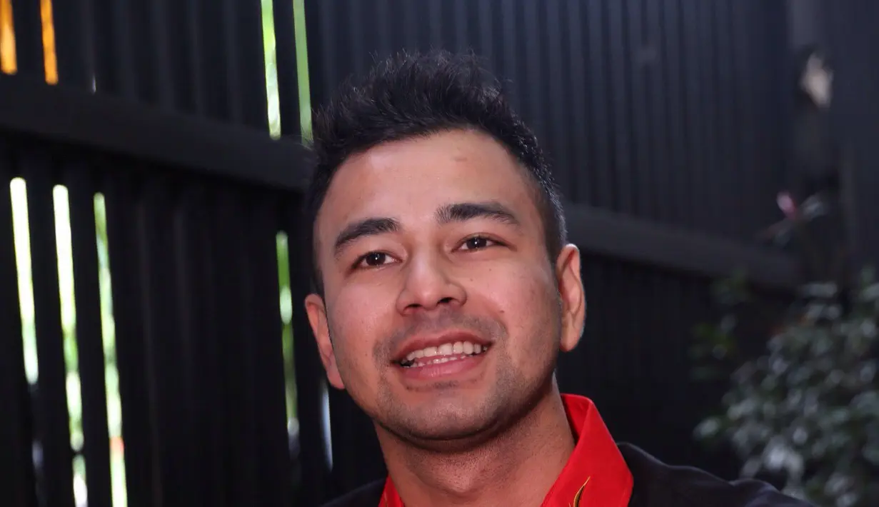 Ditengah kesibukannya yang padat, presenter musik ini menyempatkan hadir dalam acara bakti sosial yang digagas oleh wartawan senior. (Andy Masela/Bintang.com)