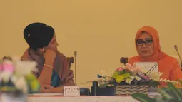 Dalam rapat tersebut, Iriana berbalut kebaya biru dan selendang coklat. Sementara Mufidah mengenakan kebaya oranye, Jakarta, Senin (3/11/2014). (Liputan6.com/Herman Zakharia) 