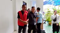 Iptu Anang Tri Wahyu Widodo, anggota Polri, terdakwa kasus penembakan yang menewaskan satu orang warga dibawa kembali ke ruang tahanan setelah menjalani persidangan di Pengadilan Negeri Palangka Raya.
