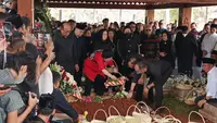 Megawati Tabur Bunga di Makam Guruh, Antar Adik ke Peristirahatan Terakhir