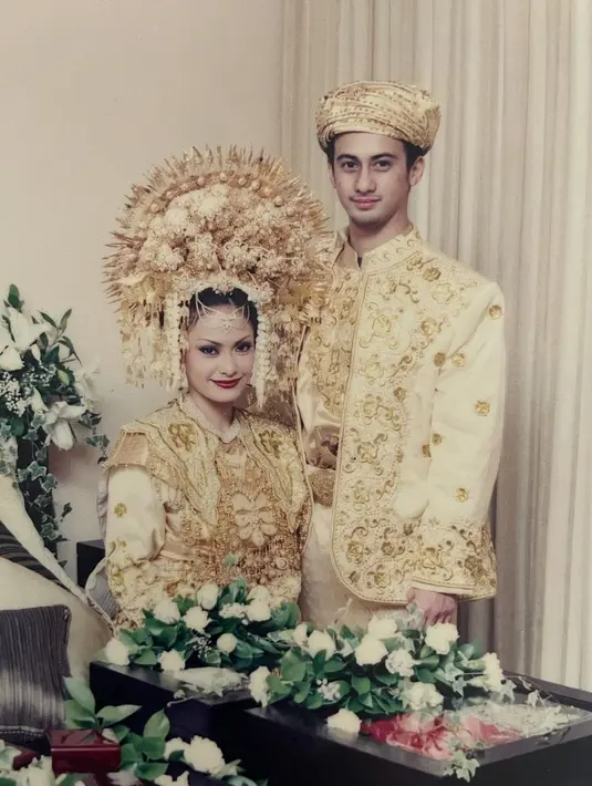 "Waktu jadi pengantin baru, 20 thn yang lalu. Foto-fotonya mulai memudar, belum jaman digital dan klise foto entah dimana. Tapi kenangannya masih melekat di ingatan dan rasa sayangnya ngga pernah pudar (uhuy). Alhamdulillah 🙏🏻," tulis ersamayori. [Instagram/ersamayori]