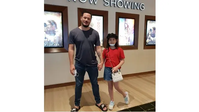 6 Potret Kedekatan Mikha Anak Nafa Urbach dengan Zack Lee Sang Ayah, Kompak