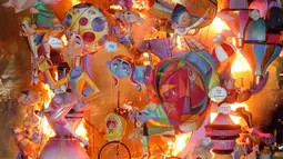 Boneka dan patung dibakar selama festival tradisional Fallas di Valencia, Spanyol, Selasa (19/3). Fallas dibakar di jalan-jalan Valencia sebagai penghormatan kepada St Joseph, santo pelindung tukang kayu. (AP/Alberto Saiz)