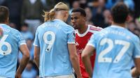 Erling Haaland dan Gabriel Magalhaes bersitegang pada laga Manchester City vs Arsenal dalam lanjutan Liga Inggris 2025/2026 di Etihad Stadium, Minggu (19/4/2026). (Darren Staples / AFP)