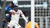 Honest Ahanor berebut bola udara dengan Fikayo Tomori dalam laga Serie A antara Atalanta vs AC Milan di Gewiss Stadium, 29 Oktober 2025. (Spada/LaPresse via AP)