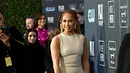 Jennifer Lopez saat menghadiri Critics' Choice Awards 2020 di Barker Hangar, Santa Monica, California, Amerika Serikat, Minggu (12/1/2020). Jennifer Lopez tampil cantik dengan mengenakan gaun krem yang memperlihatkan punggung dan sampingnya. (Emma McIntyre/Getty Images/AFP)