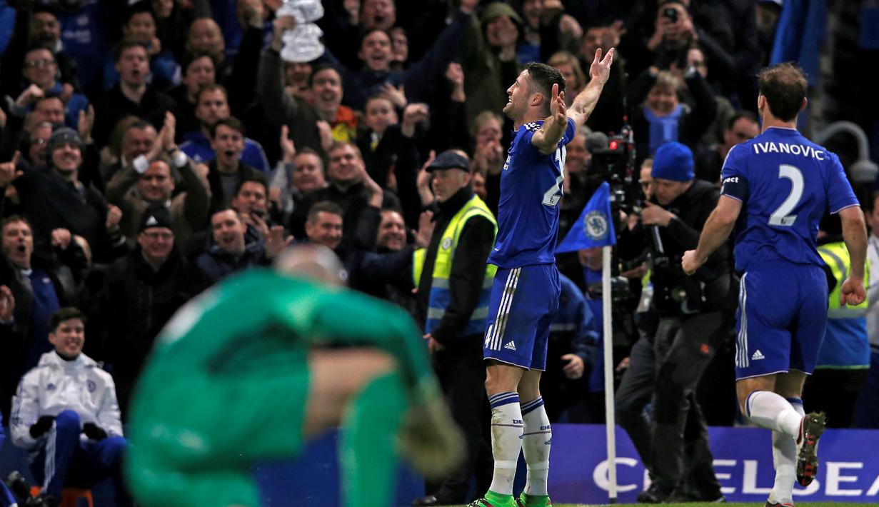 Pemain Chelsea, Gary Cahill, merayakan gol yang dicetaknya ke gawang Manchester City dalam laga putaran kelima Piala FA di Stadion Stamford Bridge, London, Minggu (21/2/2016) malam WIB. (AFP/Adrian Dennis)