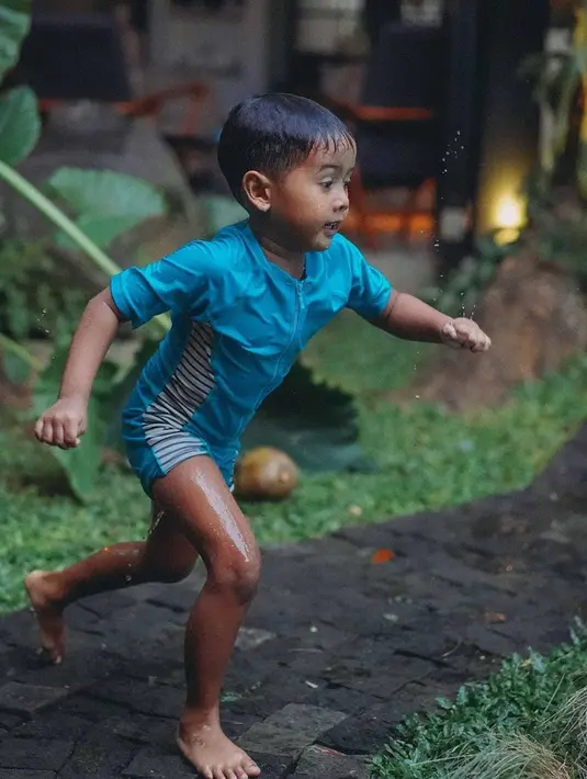 "Aku mimpi bapak pulang," ucap si bungsu saat ditanya Widi Mulia terkait mimpinya bertemu Dwi Sasono, Jumat (3/7/2020). (Instagram/thesasonosfam)