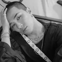 Idol kelahiran 18 Mei 1988 ini pun mengucapkan terima kasih kepada mereka yang sudah mengirimkan surat padanya. Ia mengaku jika surat-surat ini merupakan sumber semangatnya. (Foto: instagram.com/__youngbae__)