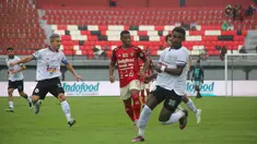 Bali United gagal memanfaatkan status tuan rumah dalam partai pembuka BRI Liga 1 2023/2024. Tim berjulukan Serdadu Tridatu itu dipermalukan PSS Sleman. Bali United keok 0-1 dari PSS pada pekan pertama BRI Liga 1 di Stadion Kapten I Wayan Dipta, Gianyar, Sabtu (1/7/2023) sore WIB. (Bola.com/Alit Binawan)