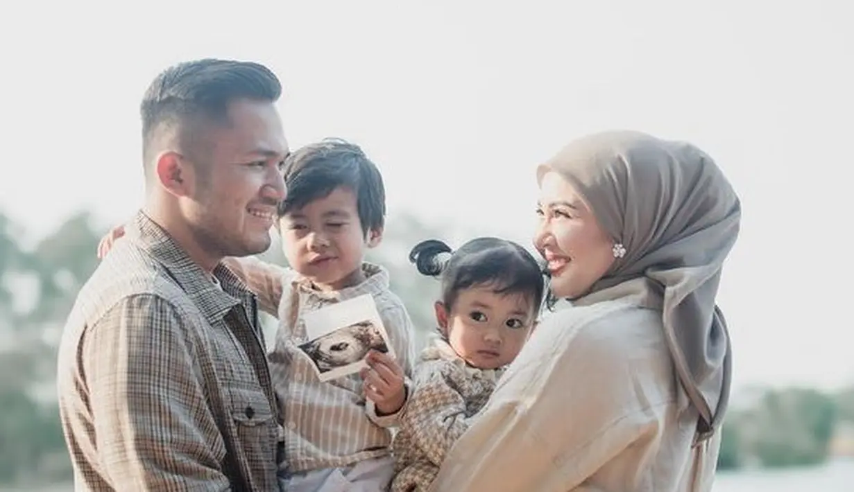 Bersama suami dan kedua anaknya, Kesha Ratuliu pun memberikan kabar bahagia memperlihatkan hasil USG tanda ia sedang hamil anak ke 3. Mereka tampil kompak mengenakan pakaian nuansa earthtone. [@kesharatuliu05]