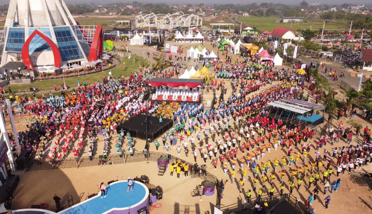 Suasana acara off air senam massal pagi saat Karnaval SCTV yang digelar di Menara Pandang Teratai Purwokerto, Jawa Tengah pada Sabtu (23/09/2023). (Dok. SCTV)
