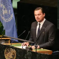 Di lokasi kejadian tempat kecelakaan tersebut langsung dipenuhi orang dan beberapa unit ambulans siap membantu identifikasi korban. (AFP/Bintang.com)