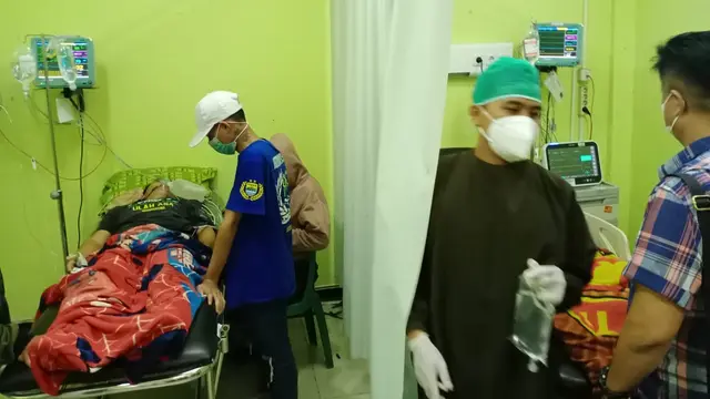 Beberapa korban pesta miras oplosan warga Kampung Cibangun Desa Tenjonagara, Kecamatan Cigalontang, Kabupaten Tasikmalaya, Jawa Barat, masih menjalani perawatan intensif di RSUD SMC.