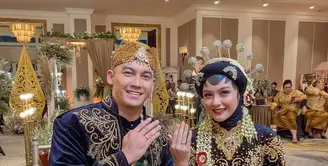 Revalina dan Samuel berperan sebagai pengantin dengan adat Jawa. Terlihat dari baju adat yang mereka kenakan. [@vatemat]