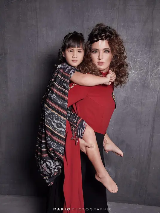 Mikhayla Zalindra Bakrie, gadis ciliknya Nia Ramadhani dan Ardi Bakrie ini memang replika sang ibu banget sepertinya. Apalagi kalau keduanya lagi tampil kompak dan berbusana kembar. (Instagram/ramadhaniabakrie)