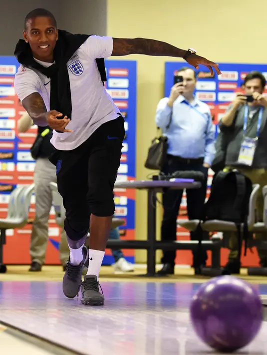 Gaya bek Timnas Inggris, Ashley Young saat bermain bowling di pusat media Inggris di Repino, dekat St. Petersburg, Rusia, Senin (9/7). Inggris akan menghadapi Kroasia dalam semifinal Piala Dunia 2018. (PAUL ELLIS/AFP)