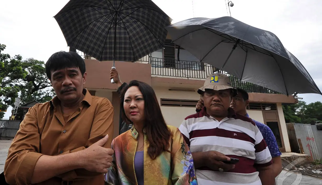 Didampingi sang istri, Happy Farida, Wagub DKI, Djarot memantau ketinggian Pintu Air Manggarai, Jakarta, Sabtu (27/12/2014). (Liputan6.com/Miftahul Hayat)