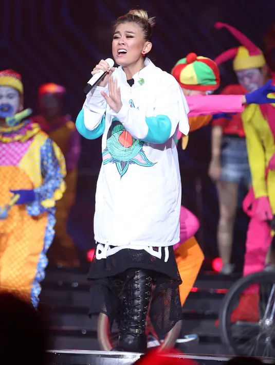 Penampilan Agnez Mo di Istora Senayan Jakarta Pusat Senin (11/1/2016) malam. (Andy Masela/Bintang.com)