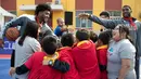 Pemain New Orleans Pelicans, Shawn Dawson dan E'Twaun Moore berbincang dengan para siswa selama sesi latihan di Sekolah Migran Huangzhuang, Beijing, Tiongkok (11/10). (AP Photo/Ng Han Guan)