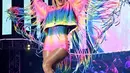 Tampil dengan outfit colorful, Taylor sukses panaskan panggung iHeartRadio Wango Tango pada 1 Juni lalu. (Liputan6.com/IG/@taylorswift)