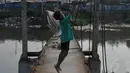 Penyebab jembatan itu nyaris ambruk karena tali beton penyangga utama jembatan tersebut putus di salah satu sisinya, Jakarta, (1/9/14). (Liputan6.com/Johan Tallo)