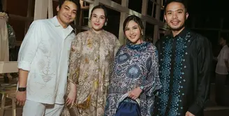 Chelsea Islan mengenakan dress coklat dengan embroidery floral dan kupu-kupu. Sedangkan Rob mengenakan kemeja putih lengan panjang berbordir. [@biyanofficial]