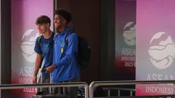Pemain Timnas Inggris U-17, Josh Acheampong (kanan) berbincang dengan rekannya, Tyler Dibling saat tiba di Terminal 3 Bandara Soekarno Hatta, Tangerang, Banten menjelang Piala Dunia U-17 2023 pada Jumat (03/11/2023). (Bola.com/Bagaskara Lazuardi)