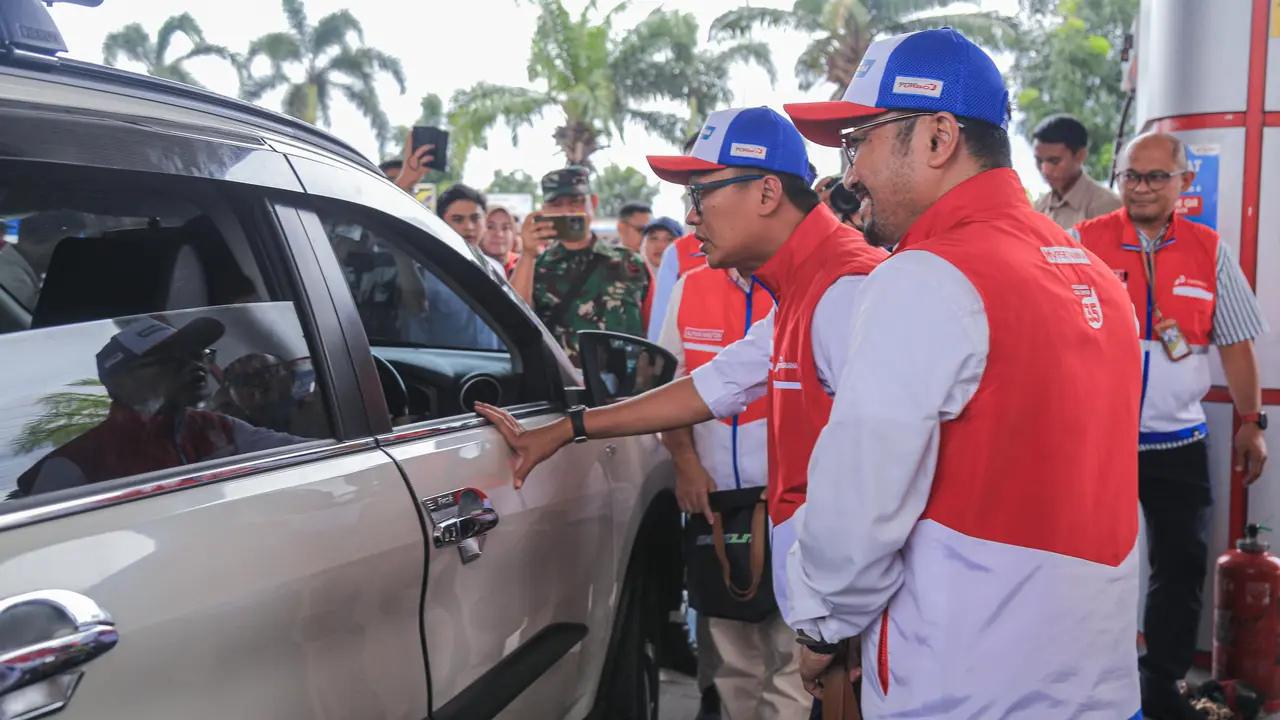 Wamen BUMN, Aminuddin Ma'ruf, memastikan tidak ada kendala dalam ketersediaan BBM di SPBU-SPBU Pertamina, terutama kepadatan kendaraan jelang libur Nataru.