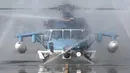 Helikopter S70C-6 buatan Amerika Serikat dibersihkan saat latihan militer di Kabupaten Chiayi, Taiwan, Rabu (15/1/2020). Kementerian Pertahanan Taiwan menggelar latihan militer selama dua hari untuk menunjukkan kemampuan mengamankan liburan Tahun Baru Imlek. (Sam Yeh/AFP)