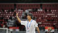 Pelatih Bali United, Stefano Cugurra, saat memimpin skuadnya dari pinggir lapangan Stadion Dipta. (Bola.com/Alit Binawan)