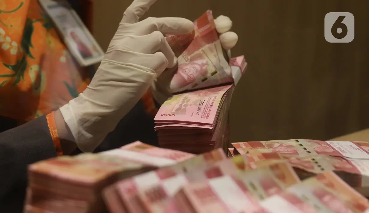 Teller menghitung mata uang Rupiah di Jakarta, Kamis (16/7/2020). Penguatan Rupiah dipengaruhi aliran masuk modal asing yang cukup besar pada Mei dan Juni 2020. (Liputan6.com/Angga Yuniar)