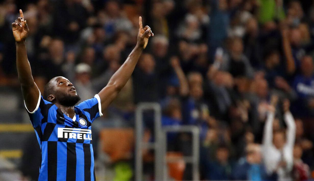 Striker Inter Milan, Romelu Lukaku, melakukan selebrasi usai membobol gawang Parma, pada laga Serie A 2019 di Stadion Giuseppe Meazza, Sabtu (26/10). Kedua tim bermain imbang 2-2. (AP/Antonio Calanni)