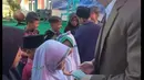 Selesai acara dilanjutkan peresmian masjid pada pukul 11.00 WIB. Dalam momen tersebut, Hegky tampak membagikan uang kepada anak-anak secara langsung. [Instagram/hengkykurniawan]