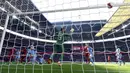 Pemain Liverpool Ibrahima Konate mencetak gol ke gawang Manchester City pada pertandingan sepak bola semifinal Piala FA di Stadion Wembley, London, Inggris, 16 April 2022. Liverpool menang 3-2. (Glyn KIRK/AFP)