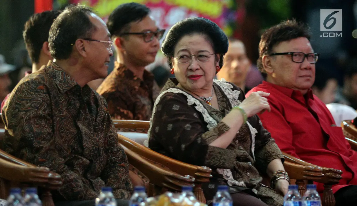 Ketua Umum PDIP Megawati Soekarnoputri didampingi Mendagri Tjahjo Kumolo berbincang pada acara HUT PDIP ke-45 di Tugu Proklamasi, Jakarta, Sabtu Malam (27/1). Pada acara tersebut juga digelar pagelaran wayang kulit. (Liputan6.com/Johan Tallo)