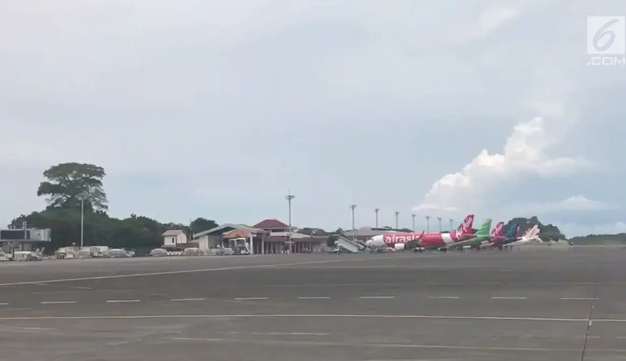Sejumlah pesawat terparkir di areal Bandara Internasional Bandara Ngurah Rai, Denpasar, Selasa (28/11). Penutupan Bandara Ngurah Rai diperpanjang 24 jam sampai Rabu (29/11) pukul 07.00 Wita karena dampak letusan Gunung Agung. (Liputan6.com/Dewi Divianta)