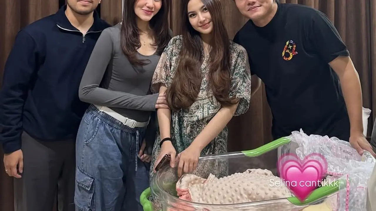 Riasan Minimalis Aaliyah Massaid saat Jenguk Mahalini Pasca Melahirkan