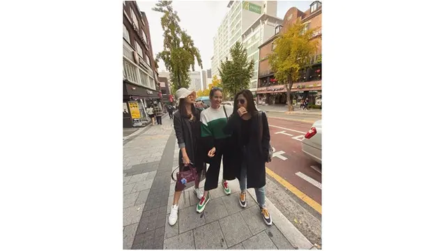Pasangan sahabat ini terlihat menikmati jalanan Korea Selatan.