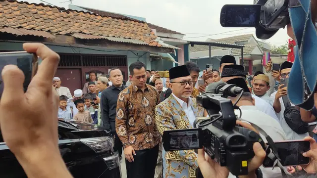 Ketua Umum (Ketum) PAN Zulkifli Hassan saat menghadiri acara maulid nabi yang digelar Sekjen PBB Afriansyah Noor di kediamannya, kawasan Jagakarsa, Jakarta, Minggu (8/10/2023).