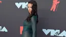Model Adriana Lima berpose setibanya menghadiri MTV Video Music Awards 2019 di Prudential Center, Newark, New Jersey, Senin (26/8/2019). Kehadiran Adriana Lima di red carpet menjadi sorotan lantaran mengenakan baju renang di ajang penghargaan musik tersebut. (Jamie McCarthy/Getty Images for MTV/AFP)