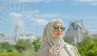 Aksesori ikat pinggang, hand bag  dan kacamata hitam juga menjadi penunjangnya untuk berpenampilan modis. (Instagram/dianpelangi).